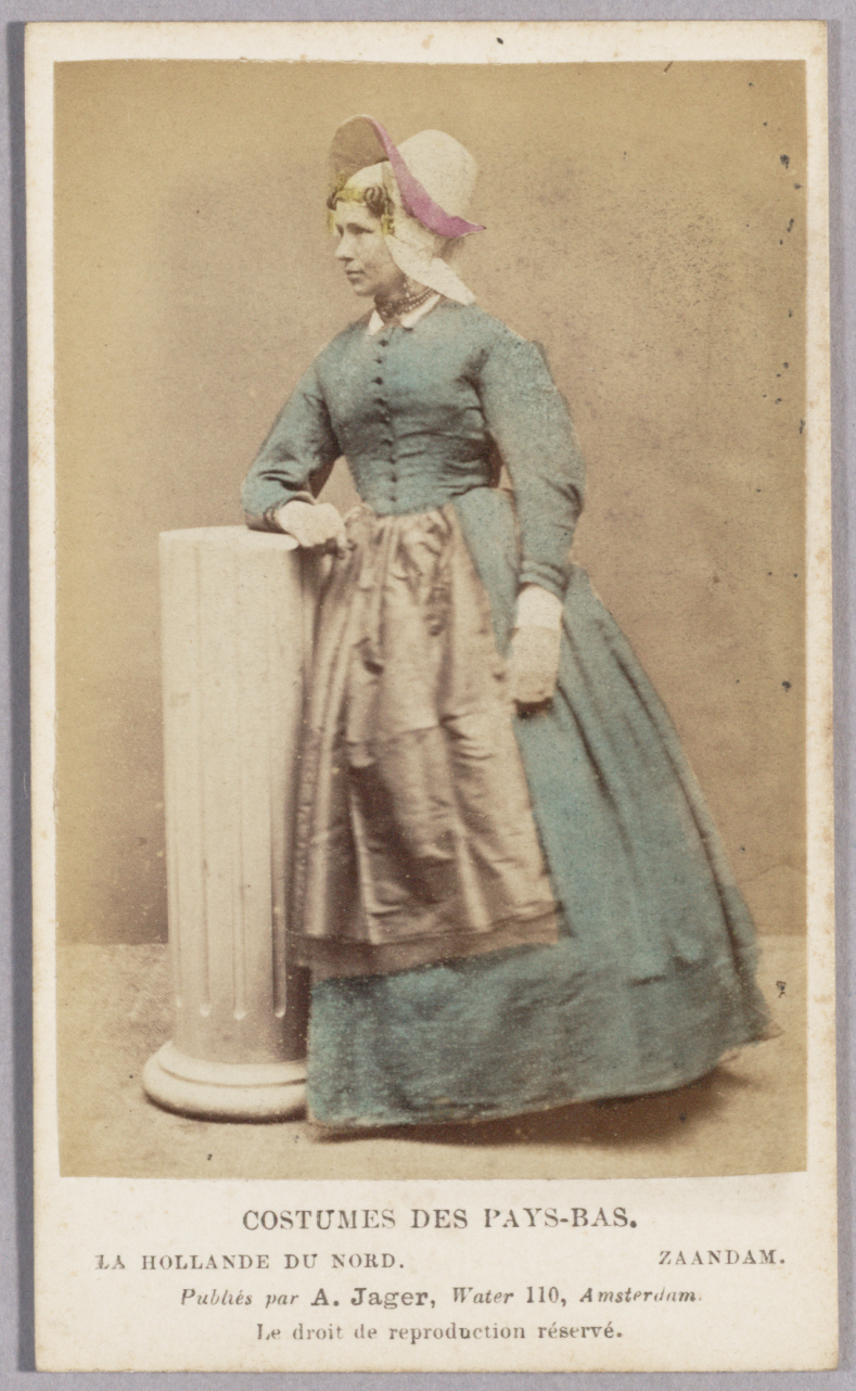 Vrouw in klederdracht van Zaandam (Noord-Nederland).