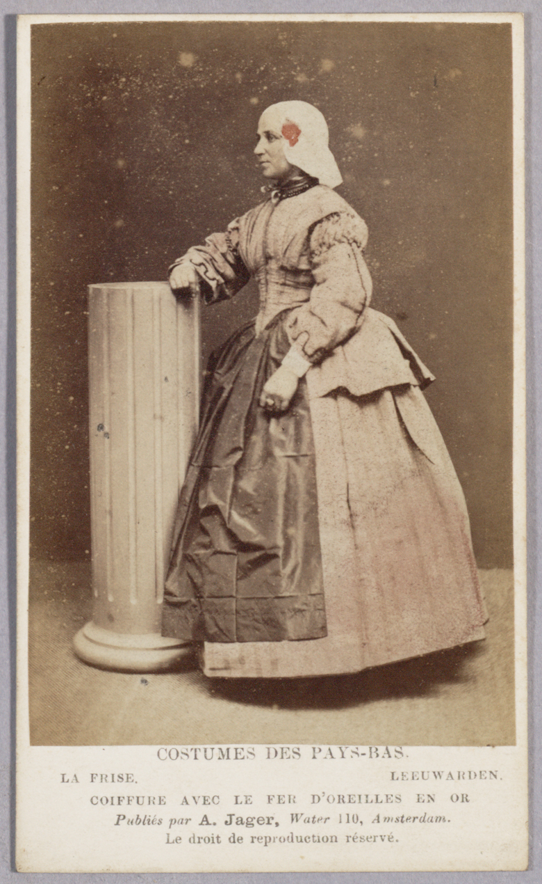 Vrouw in klederdracht van Leeuwarden met gouden oorijzer (Friesland).