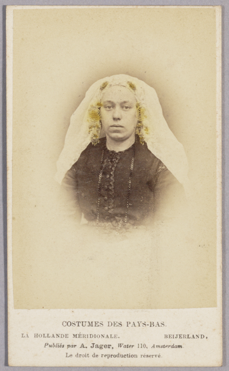 Vrouw in klederdracht van Beijerland (Zuid-Nederland), borststuk.